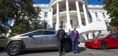 Trumps große Tesla-Solidaritätsshow vor dem Weißen Haus