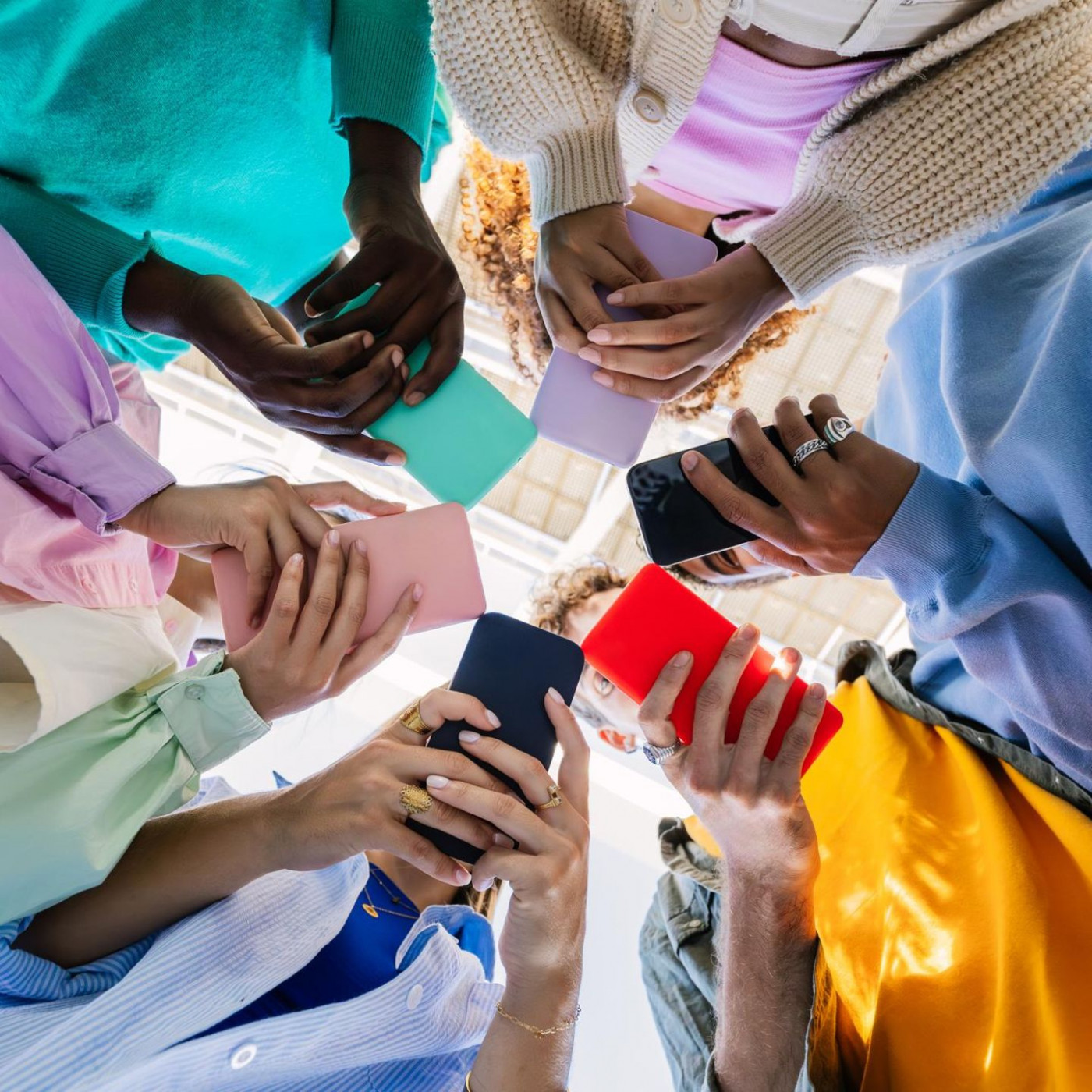 Passen in jeden Geldbeutel: Vier günstige Smartphones im Vergleich