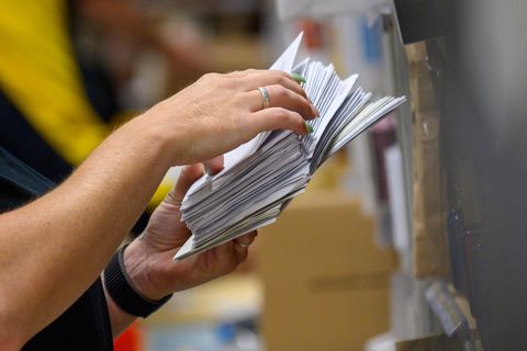 Der Portoerhöhung sei Dank: Post-Geschäft zieht an