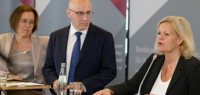 „Jetzt haben wir es schwarz auf weiß“ – Abgeordnete mehrerer Parteien drängen jetzt auf AfD-Verbot