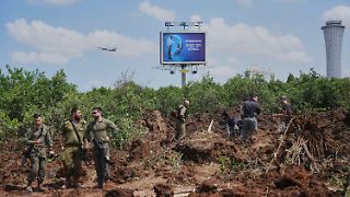 Huthi-Rakete schlägt nahe des Flughafens von Tel Aviv ein