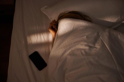 Warum Sie Ihr Smartphone vor dem Schlafen lieber ganz ausschalten sollten