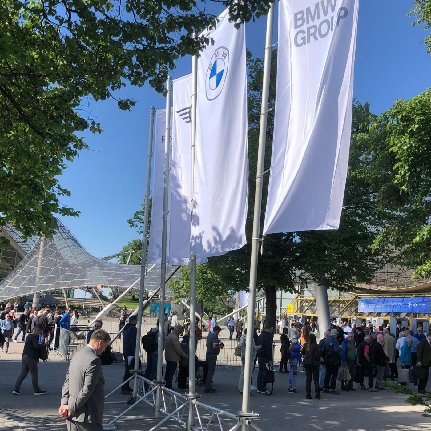 BMW stellt sich 3000 Aktionären