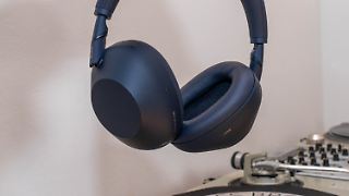 Der Sony WH-1000XM6 ist ein Kopfhörer zum Zunge schnalzen