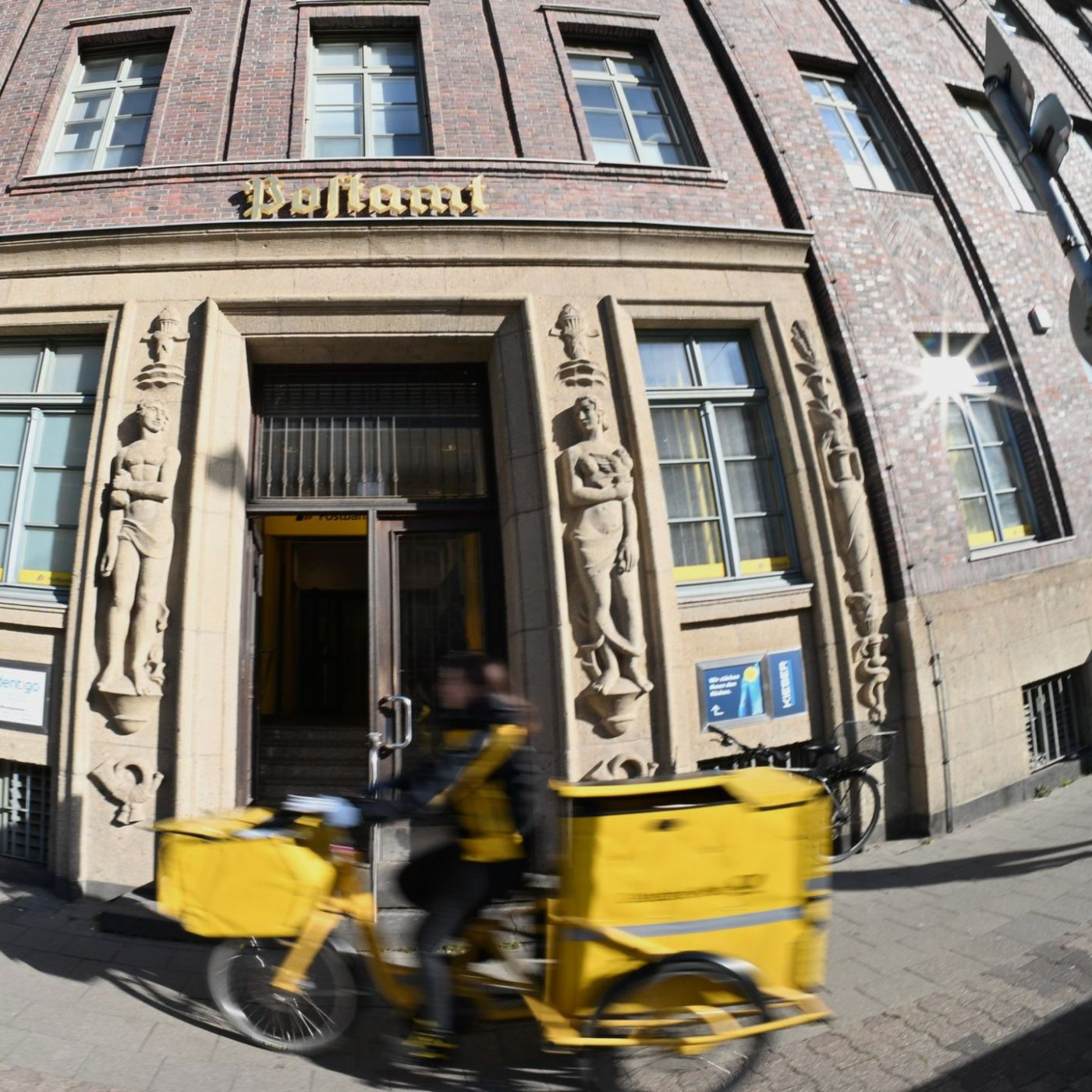 Post und Telekom haben noch Tausende Beamte