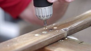 Günstige Geräte überzeugen beim Test von Akku-Bohrschraubern