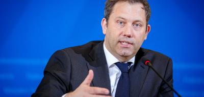 Klingbeil will Beiträge für „hart arbeitende Menschen“ und Unternehmen stabilisieren