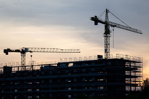 DIHK: Unternehmen halten Investitionen zurück