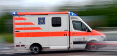 Krankenwagen rast in Linienbus – Kind stirbt