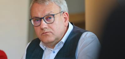 Regierung verteidigt Abschiebeversuch von Zehnjähriger aus Schule – Familie abgetaucht