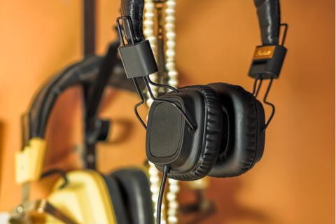 Diese Headset-Halterungen sorgen für einen ordentlichen Schreibtisch