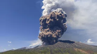 Ätna spuckt erneut eine Lavafontäne