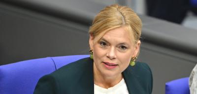 „Merz macht Dunja Hayali fertig“ – Scharfe Kritik an Julia Klöckner nach Instagram-Beitrag