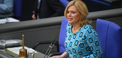 „Dann kommt der andere mit dem Stahlhelm“ – Klöckner verteidigt Rauswurf wegen Kleiderordnung