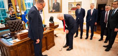 Trump probiert Golfschläger von Merz im Oval Office aus – und revanchiert sich