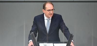 Dobrindt verteidigt härteren Migrationskurs – Opposition nennt Vorgehen „antichristlich“