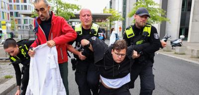Festklebeversuch am Bundestag verhindert – Polizei nimmt 20 Blockierer fest
