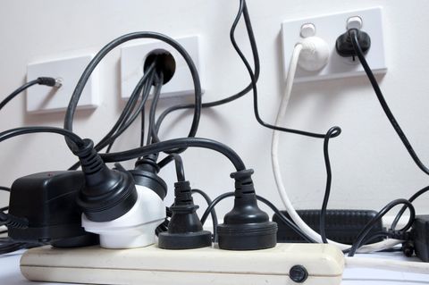 Kabel verstecken: So bekommen Sie das Chaos in den Griff