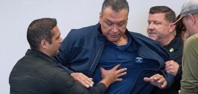 Rabiater Vorfall – US-Senator in Handschellen aus Pressekonferenz geführt