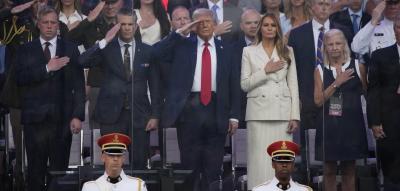 Unter Nieselregen und landesweiten Protesten eröffnet Trump pompöse Militärparade