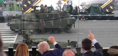 Ein gewaltiges Gitarrenriff dröhnt aus den Lautsprechern, als die M1-Abrams-Panzer vorbeirollten