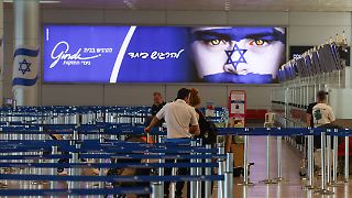 Flugzeug mit gestrandeten Israelis landet in Tel Aviv