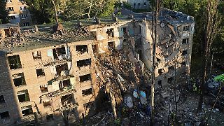 Schwere Luftangriffe auf Kiew - Russland zerbombt Wohngebäude