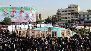 Massenbegräbnis von Militärs und Atomforschern in Teheran