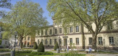 Uni-Professor belästigt jahrelang Studentinnen – statt Jobverlust wird ihm das Gehalt gekürzt