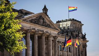 Merz zu Debatte um Regenbogen-Fahne: "Bundestag ist kein Zirkuszelt"