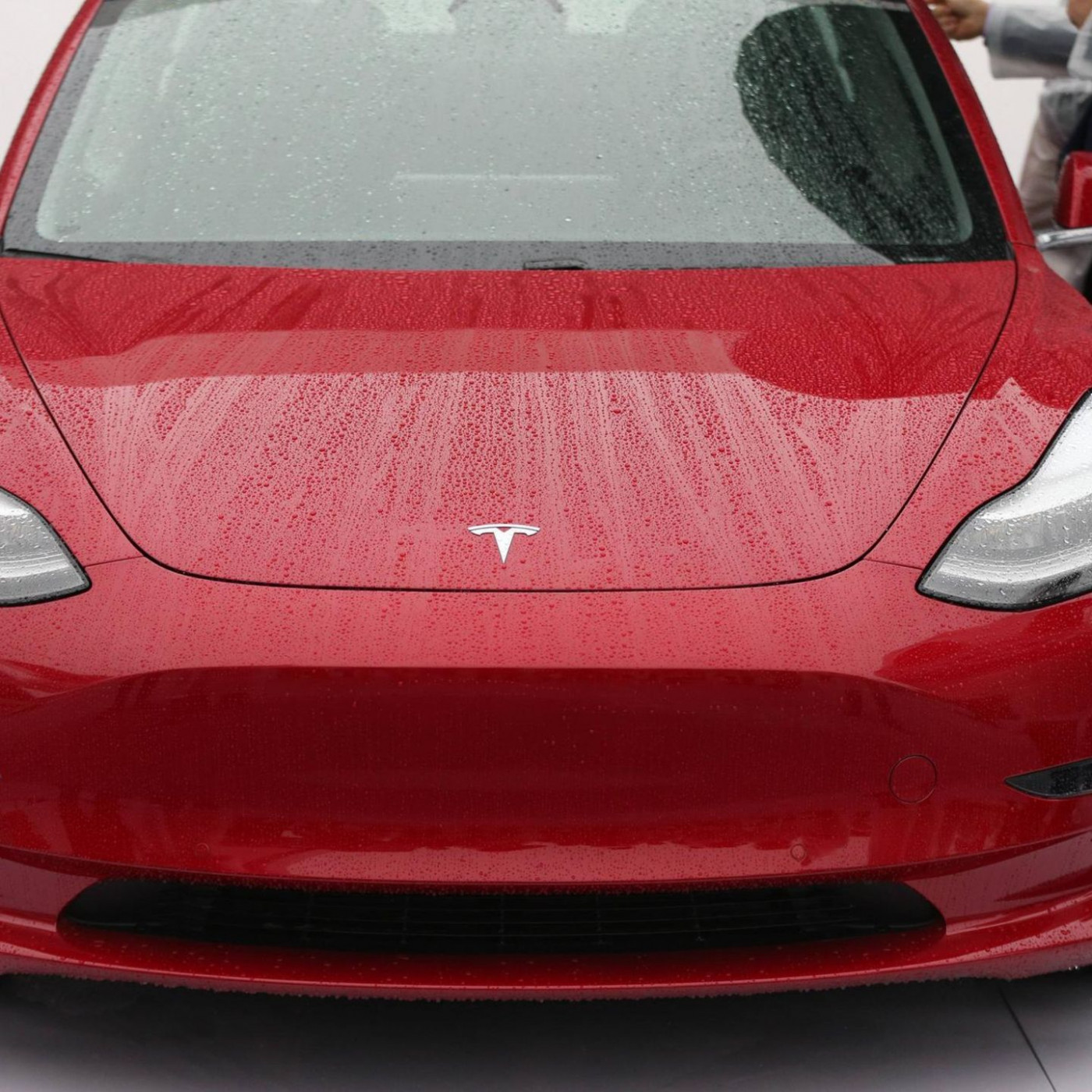 Autopilot lenkt Tesla 3 auf Bahnschienen – dann kracht ein Zug hinein