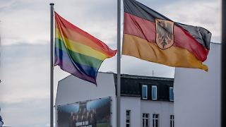 Verteidigungsministerium hisst Regenbogenflagge