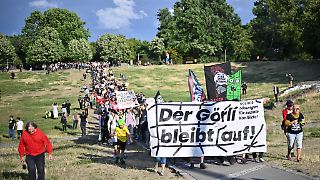 Kreuzberger Zäune sind doof, tralala. Kreuzberger Zäune sind doof, tralala.