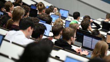 Studienkredite im "freien Fall"