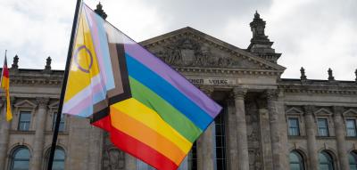 Protest nach Klöckner-Entscheidung – Aktivisten hissen Pride-Flagge vor dem Bundestag