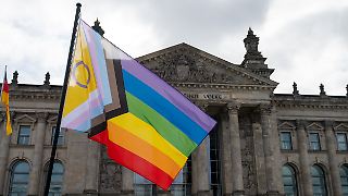 Abgeordnete müssen Pride-Fahnen von Büros entfernen