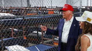 Insassen berichten Horrorstorys aus Trumps "Alligator Alcatraz"