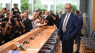 Bei Fragen zu Richterkandidaten weicht Merz aus