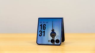 Das Galaxy Z Flip 7 zeigt Größe