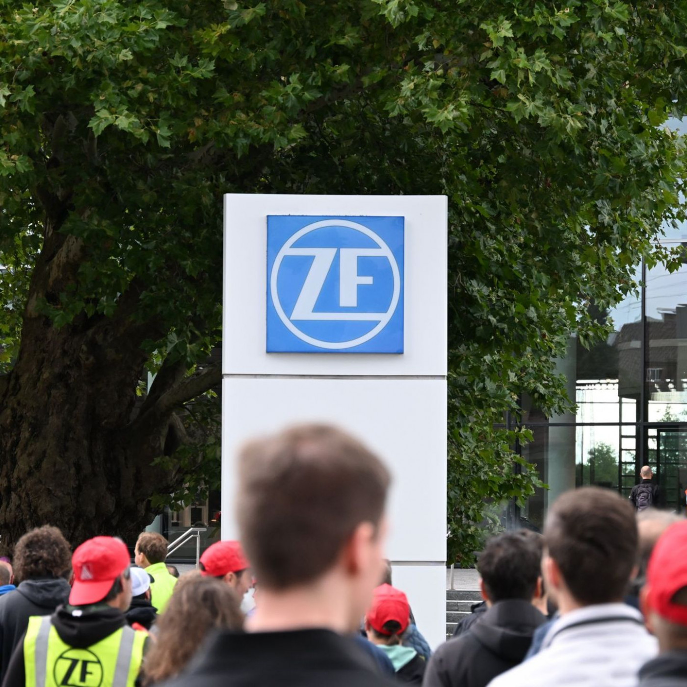 Tausende Menschen protestieren gegen Job-Abbau bei ZF