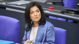 AfD und Union wieder gleichauf - Vertrauen in Reiche und Spahn sinkt enorm