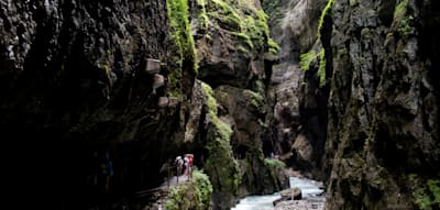 Mutter stürzt vor den Augen ihrer Kinder Wasserfall hinab – Frau stirbt