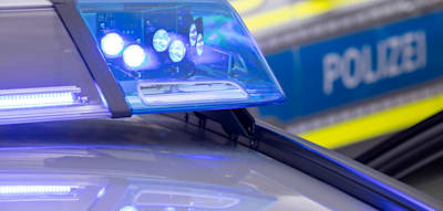 Mann geht mit Machete auf Gruppe los – und attackiert einen jungen Mann vor den Augen der Polizei