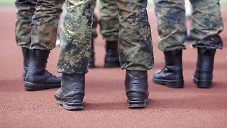 Bundeswehr-Soldaten errichten Stellung auf Grabhügel
