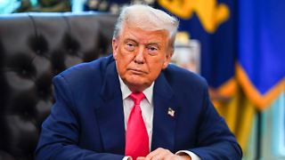 Trump eiert sich zum Gipfel auf Alaskas symbolischer Militärbasis