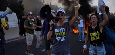 Straßen blockiert, Reifen angezündet – Demonstranten starten landesweiten Streik in Israel