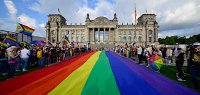 Linke-Politiker gibt Bundestagsmandat auf – Selbsternannte non-binäre Transperson rückt nach