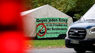 Aktivisten protestieren vor Anwerbebüro der Bundeswehr in Köln