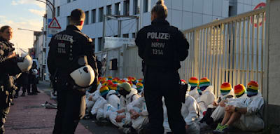 „Wir sind nicht kriegsbereit!“ – Radikale Aktivisten blockieren Bundeswehr-Karrierecenter