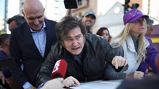 Milei wird im Wahlkampf mit Steinen beworfen